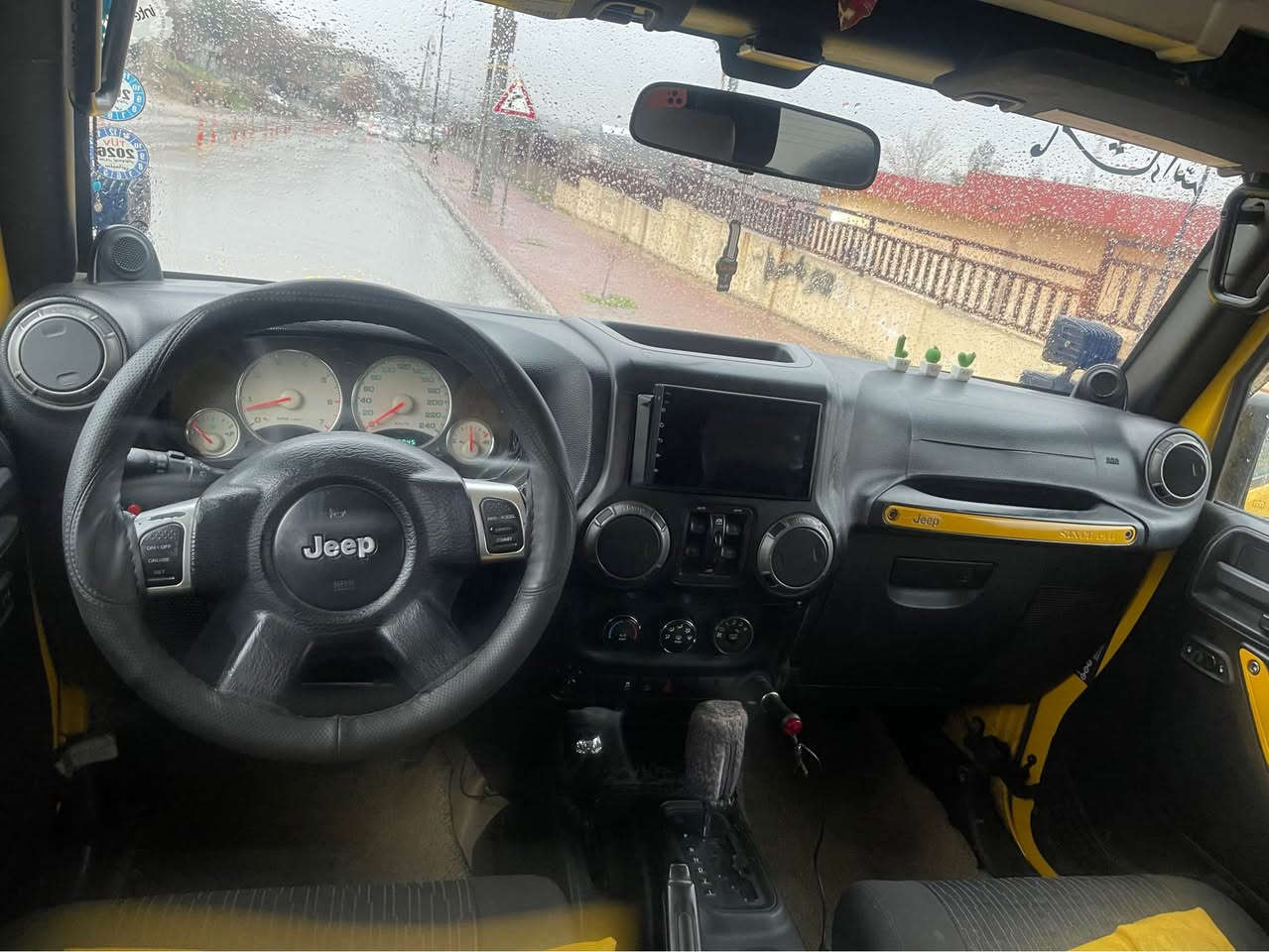 Jeep رەنگلەر 2011
بۆفرۆشتن 
بەشەرتی گێرو مەكینەو ئەكسل 
كامل بلاجكتۆرو لایت زینۆن 
وینجی پێشەوە  
چوارپارچەی بۆیاخەلەسەر ساغی 
رەقەمو سەنەوی تازەیە 
بەشەرتی تەحویل غرامە  بەناوی خۆمەوەیە 
سعری ١٢٥ گەڵاو معامەلە 
*********** السليمانية, العراق

