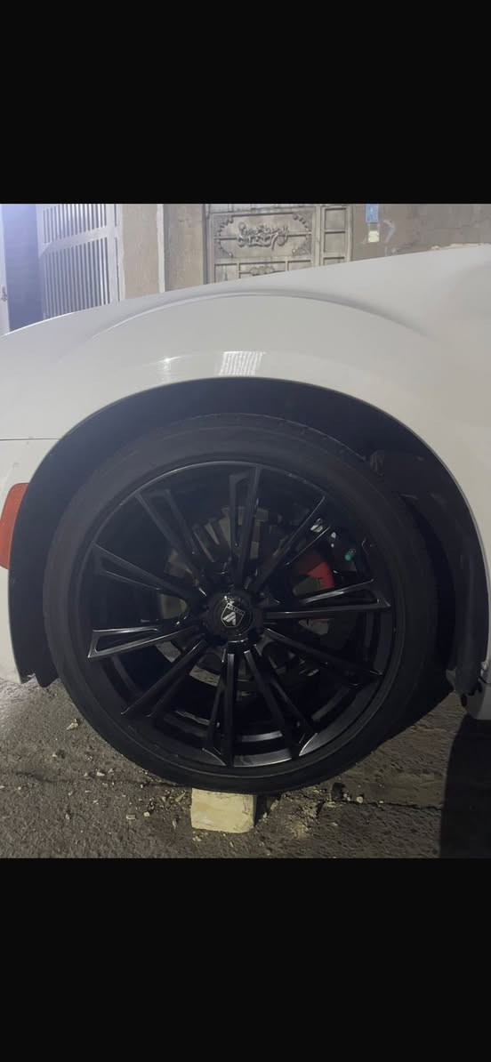 سلام عليكم 
عدي هذا ويل مال اوباما حجم 20 + تخم تاير جديد ويل جديد لا شخوط ولاعواج للبيع او مراوس مع ويل مكسيكي 
مكاني بغداد 
***********
