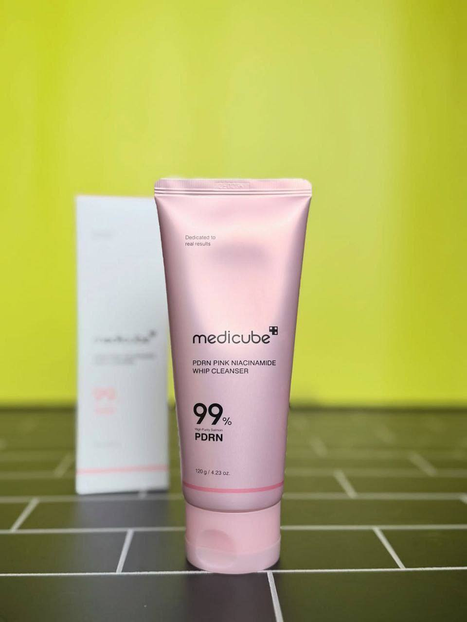🍡غسول الوجه الرغوي المارشميلو Medicube PDRN Pink Niacinamide Whip Cleanser مصمم لتنظيف البشرة بعمق ولطف، مع توفير فوائد تجديدية وإشراقة. يوفر الغسول تنظيفًا عميقًا ولطيفًا بفضل رغوته الغنية التي تزيل الشوائب دون التسبب في جفاف البشرة. كما يحتوي على النياسيناميد للمساعدة في تفتيح وتوحيد لون البشرة وتقليل التصبغات، وعلى PDRN عالي النقاء لدعم تجدد الخلايا وتقوية حاجز البشرة. يُعد المنتج مناسبًا لجميع أنواع البشرة، بما في ذلك البشرة الحساسة.

✅ الفوائد الرئيسية:-
✔️ يبدأ المنتج بقوام هلامي لزج (يشبه المارشميلو) يلتصق بالشوائب ويزيل الأوساخ والزيوت الزائدة من المسام، ثم يتحول إلى رغوة كريمية غنية عند ملامسة الماء.
✔️ يحتوي على نسبة عالية من النياسيناميد (5% أو 20,000 جزء في المليون) المعروف بخصائصه في تفتيح البشرة، تقليل البقع الداكنة، وتوحيد لونها.
✔️ مدعم بـ PDRN (بولي ديوكسي ريبونوكليوتيد) النقي بنسبة 99% والمستخلص من الحمض النووي لسمك السلمون، والذي يساعد على دعم تجدد الخلايا وتحسين مرونة البشرة وملمسها.
✔️ يحتوي على حمض الهيالورونيك والسيراميد والبانثينول للمساعدة في الحفاظ على رطوبة البشرة وتقوية حاجزها الواقي، مما يمنع الجفاف أو الشد بعد الغسل.
✔️ تركيبته الخفيفة والمنخفضة التهيج تجعله مناسباً للبشرة الحساسة والجافة والدهنية والمعرضة لحب الشباب.
✔️ يمكن استخدامه كغسول يومي عميق أو كقناع للوجه يترك لمدة دقيقة واحدة لتعزيز التنقية والإشراق.
 المنشأ كوريا 🇰🇷💯

يوجد خدمة توصيل لجميع محافظات العراق   🚘


**إذا كنت صاحب هذا الإعلان وتريد حذفه لأي سبب، رجاءا أرسل رسالة إلى الدعم الفني**