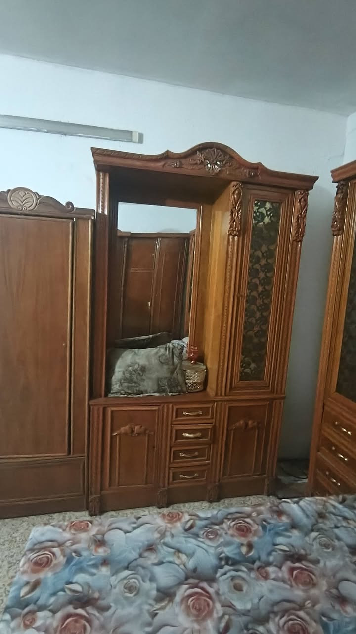 غرفت اخشاب 7قطع نضيفه وجديده بعده خشب صاج درجه اوله البيع سعره ب 700 وبيه مجال ولي شراي يتصل ع رقم ***********
