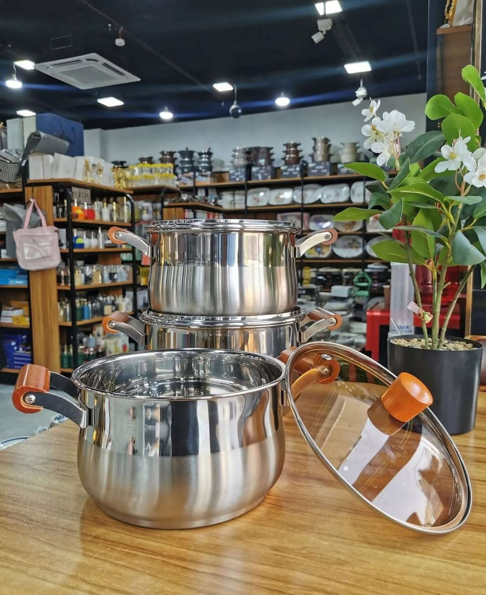 � سيت قدور استيل فاخر بأغطية باللون العسلي ✨🍯

اجمعي بين المتانة والأناقة مع هذا الطقم العصري:
🔹 قدور ستانلس ستيل عالية الجودة
🔹 أغطية زجاجية باللون العسلي تعطي لمسة فخامة مميزة
🔹 يدات خشبية أنيقة مقاومة للحرارة وتضفي طابع دافئ
🔹 تصميم عملي مناسب لكل أنواع الطبخ

💎 مثالي لمطبخ عصري أنيق – ويصلح كهدية فاخرة 🎁

📍 متوفر الآن – الكمية محدودة
📲 للطلب راسلونا خاص


**إذا كنت صاحب هذا الإعلان وتريد حذفه لأي سبب، رجاءا أرسل رسالة إلى الدعم الفني**