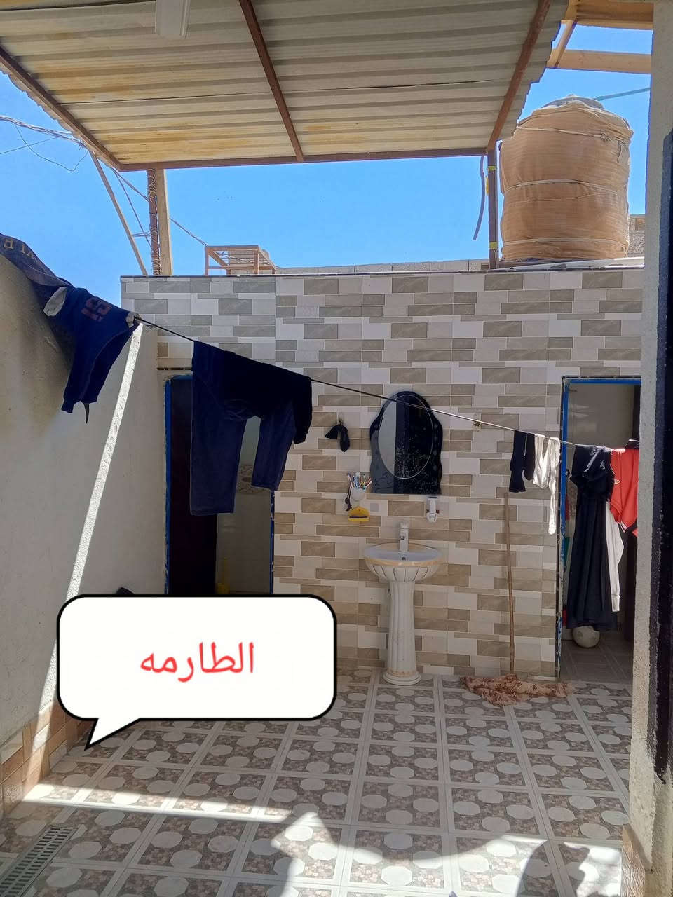 بيت للبيع عبر الشارع العام قرب المولد الي يم النهر مساحه البيت 160م مربع بناء غرفتين نوم وصاله ومطبخ وصحيات خارجي بناء بلوك وطابوك الارضيه بورسلين البتلو صب للاستفسار الاتصال ***********
