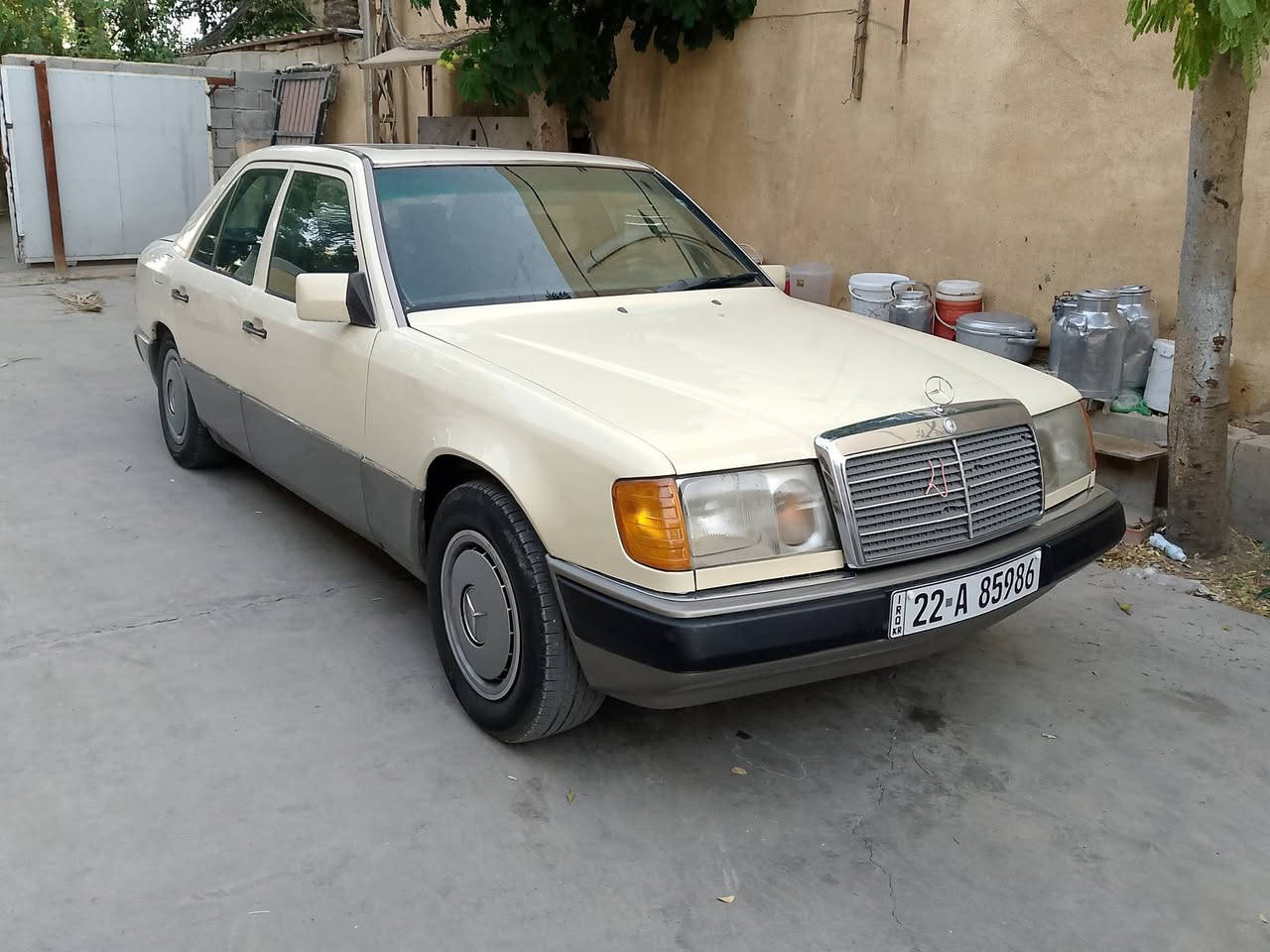 سلام عليكم 
للبيع مارسدس دب موديل 1992
محرك بطه ثنين ونص 
مابيه اي نقص كلشي بيه شغال 
مكاني ديالى بعقوبه تقاطع القدس 
سعره 55
***********
