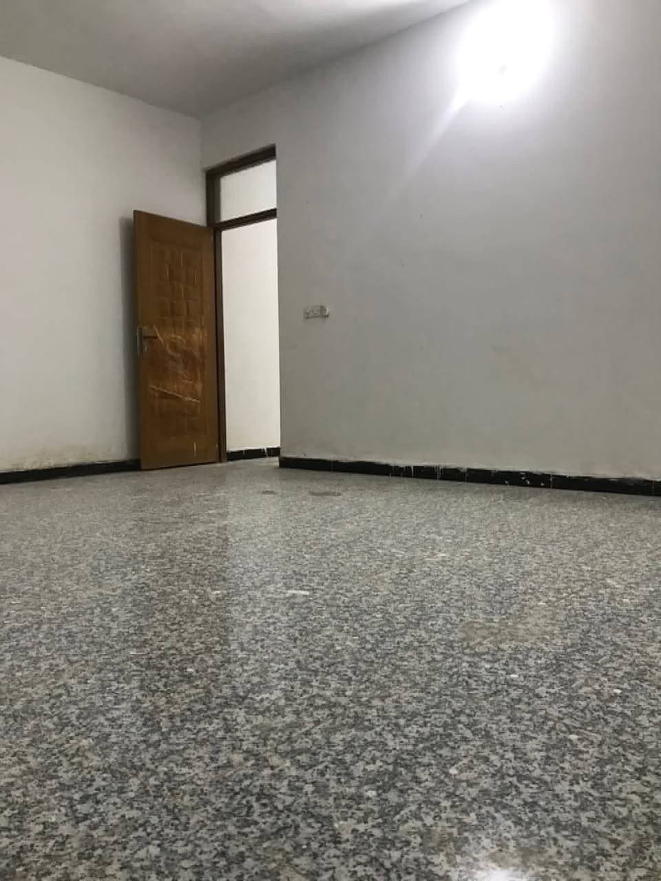 شقة للايجار جديدة
طابق ثاني جيب اثاثك و اسكن كاملة و الكمال لله و الجوارين حبابين ناس مرتبة  

خلاطات جديد مجاري جديد سخان جديد خط مولد جديد  واصل للشقة و جوزة ذكية جديد مقطورة ماء خاصة بيها للشقة جديد و تشوف كل الخير عليها ان شاء الله . غرفة كبيرة و صالة و حمام صحيات و مطبخ و بالكونة  .. تتسع لـ نفرين 

عنوانها جبيرية ثانية  الحولي شارع عام قرب جامع سيد احمد الرفاعي ***********
