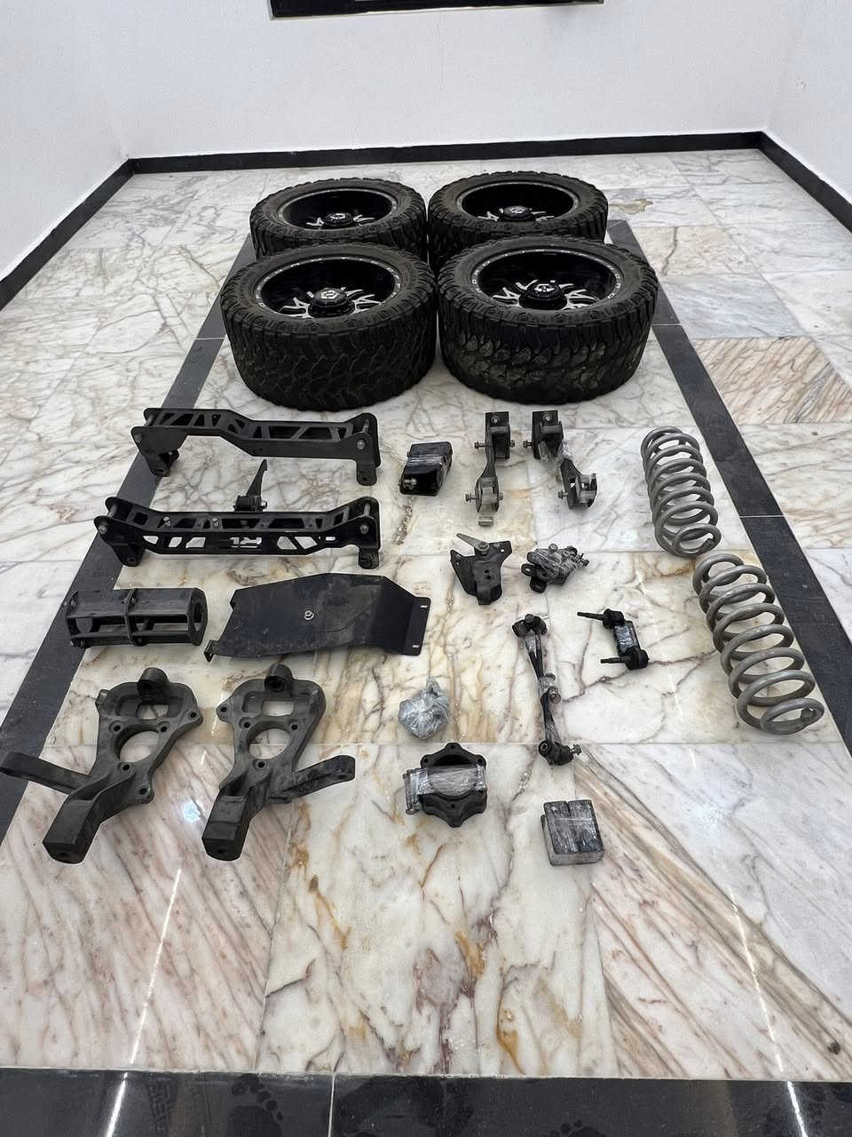 السلام عليكم 
بكج رفع كامل مكمل مع الويلات 
يرهم جمسي وتاهو
واتوقع يرهم سلفرادو وسيرا 
انا فتحته ب ايدي قطعة قطعة 
هوى تكلفته تقريباً 30 
 سعر البيع 18 ورقة 
 المكان بصرة 
اتصال فقط ***********
