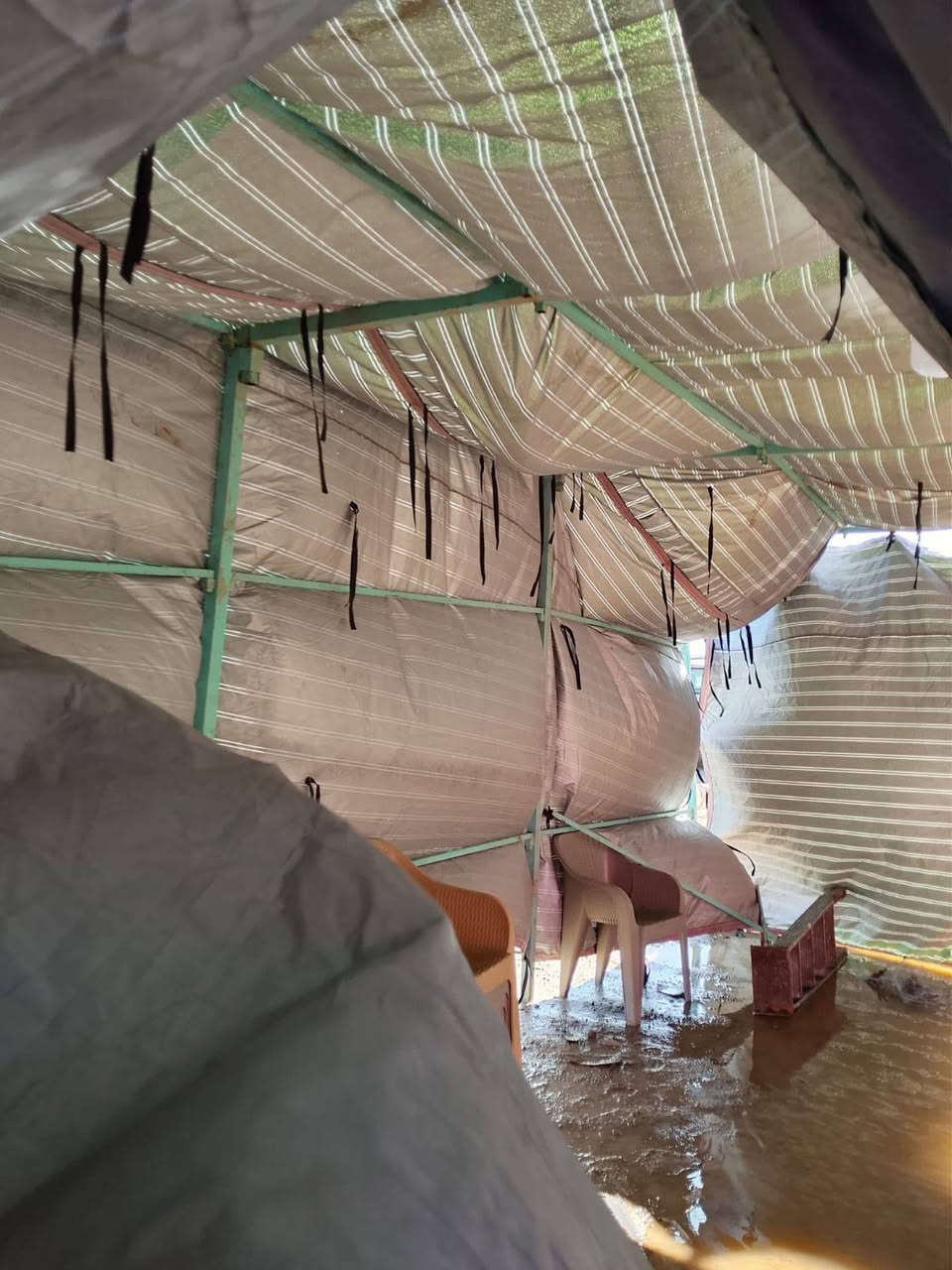 السلام عليكم جادر مطري للبيع بي شكم كسر بس لحيم يرادلة سياره رجعت علي وكسر شكم واحد بس القاعدة طوله ١٢عرض ٤ مكاني بغداد ***********
