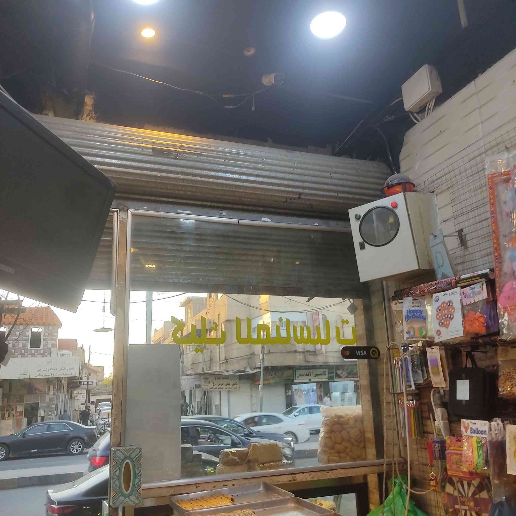سلام عليكم اخوان يتوفر محل للبيع او للايجار او للاستثمار بشارع الزهورالدركزليه مساحه المحل240 عرض وطول9 جاهزللاستفسار***********
