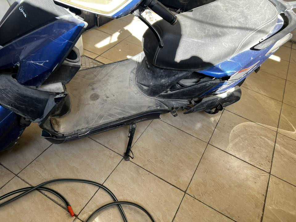 سلام عليكم عدنه دراجه شحن ست بطاريات تكسر الكفر مالته سبب عركه واليده مال سكليتر مرات تشكل باقي كله شغال بطارياته خير من الله توصل اكثر من ٢٠ كيلو وتجيبك مأخذه ٩٠٠ الف ابيعه ع حطته ٤٠٠ الف اي ستفسار هذا رقم ***********
