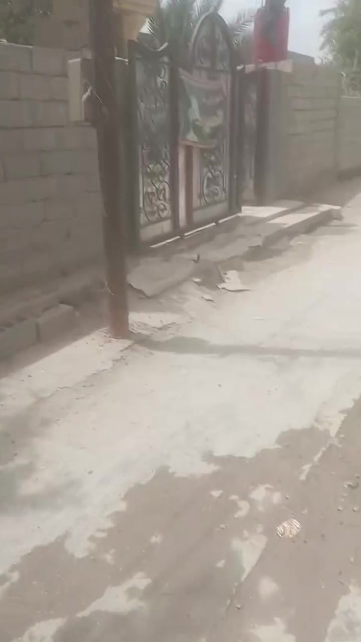 قطعه نادره مساحه 180 متر واجه التبليط 8 متر طابو زراعي25 باسم صاحبها تحويل مباشر بطابو عرض الشارع 8 متر تبليط مجاري خط مولده تبعد عن الشارع العام 70 متر كما مبين بلفيديو حله سيف سعد ورديه مقابل مجمع الامير التجاري القطعه حديقه جميله حاليا وجه سياج بلوك  السعر 32 اتصال ***********
