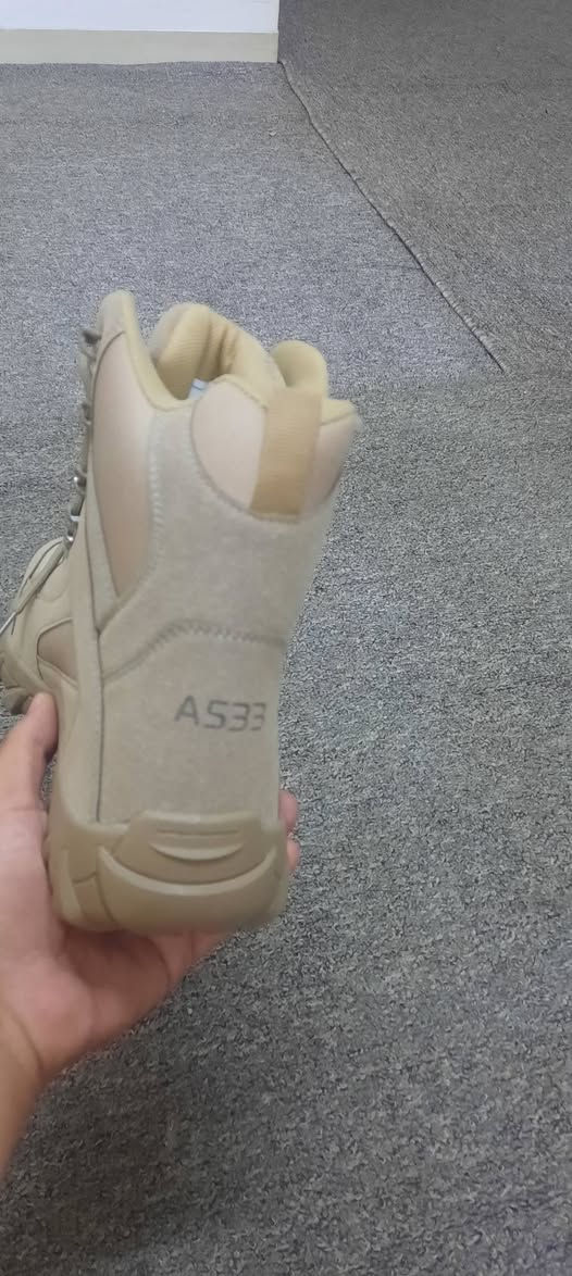 هذا حذاء Amblers AS33 العسكري التكتيكي المقاوم للماء باللون البيج. 
الجزء العلوي مصنوع من جلد النوبوك المحبب بالكامل المقاوم للماء. 
يحتوي على غشاء داخلي مقاوم للماء وجيد التهوية من نوع DRI-BLOC™. 
مزود بغطاء مطاطي مصبوب عند مقدمة الحذاء لمزيد من المتانة والحماية. 
يحتوي على نعل داخلي مريح ومبطن وقابل للإزالة من مادة البولي يوريثان. 
القياس ٤٣
السعر ٣٥ مع التوصيل
***********
