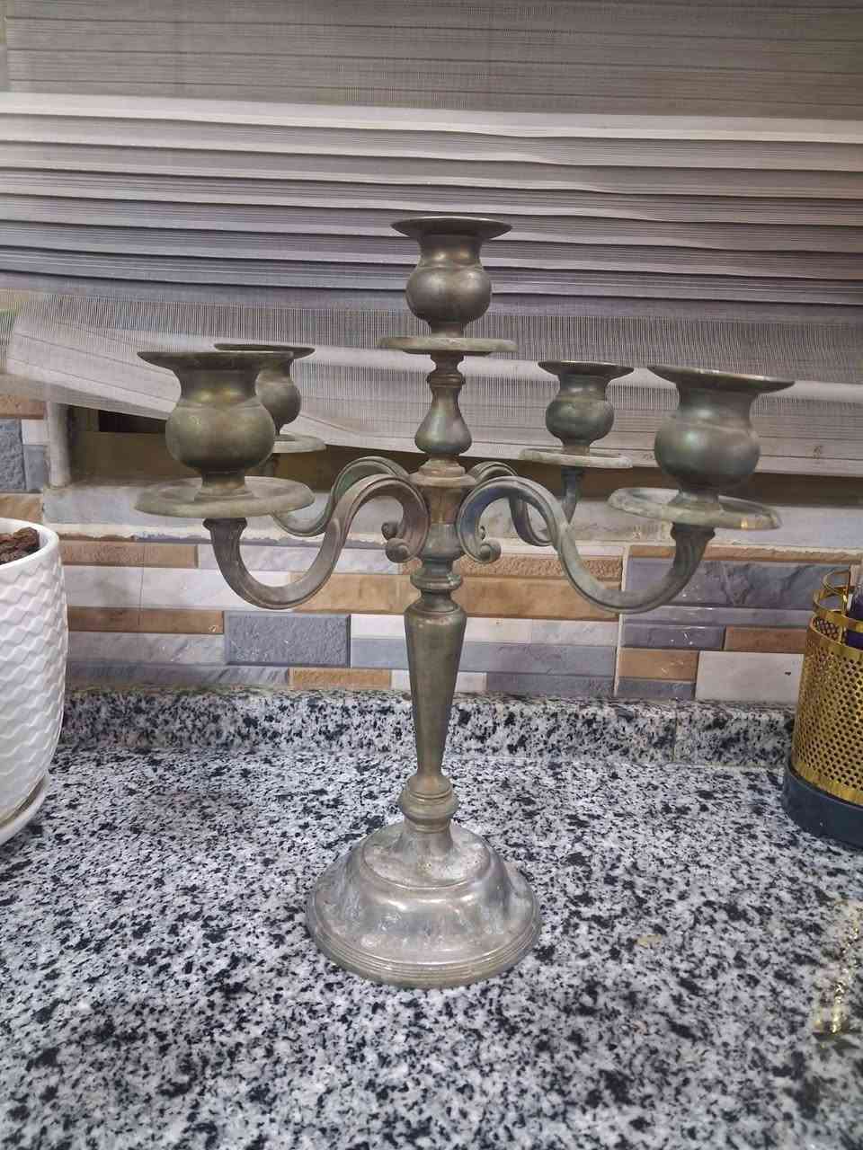 ✨ شمعدان نحاس إيطالي أنتيكا فاخر ✨
قطعة أوروبية أصلية بتصميم كلاسيكي أنيق، تعكس فخامة الطراز الإيطالي القديم 🇮🇹
شمعدان خماسي بخمس رؤوس يمنح مظهر راقي وجذاب لأي مساحة.
🔸 خامة: نحاس أصلي
🔸 المنشأ: إيطالي
🔸 التصميم: كلاسيكي فاخر بتفاصيل دقيقة
🔸 عدد الرؤوس: 5
🔸 الارتفاع: 36 سم (حجم ضخم وواضح)
🔸 الحالة: ممتازة ولمعة أنتيكا مميزة
💰 السعر: مناسب جداً


**إذا كنت صاحب هذا الإعلان وتريد حذفه لأي سبب، رجاءا أرسل رسالة إلى الدعم الفني**