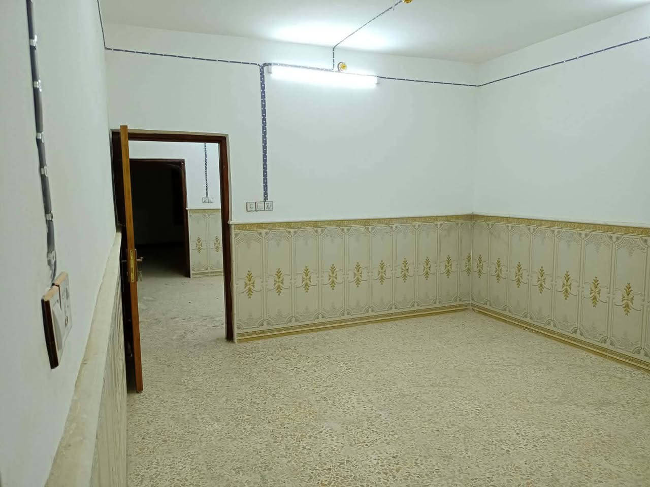 بيت للايجار طابقين مكان حي المعلمين يحتوي على غرف4 و صاله و مطبخ و كليدور2 و مجمع صحيات و حديقه و كراج

لتواصل والاستفسار (***********)
