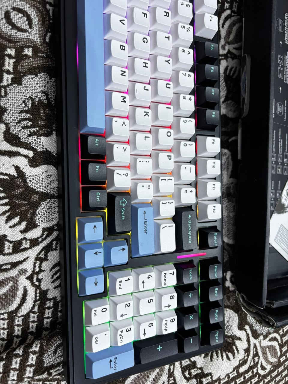 السلام عليكم للبيع كيبورد F99
99-KEY MECHANICAL KEYBOARD
السعر 55 الف القطعة


**إذا كنت صاحب هذا الإعلان وتريد حذفه لأي سبب، رجاءا أرسل رسالة إلى الدعم الفني**