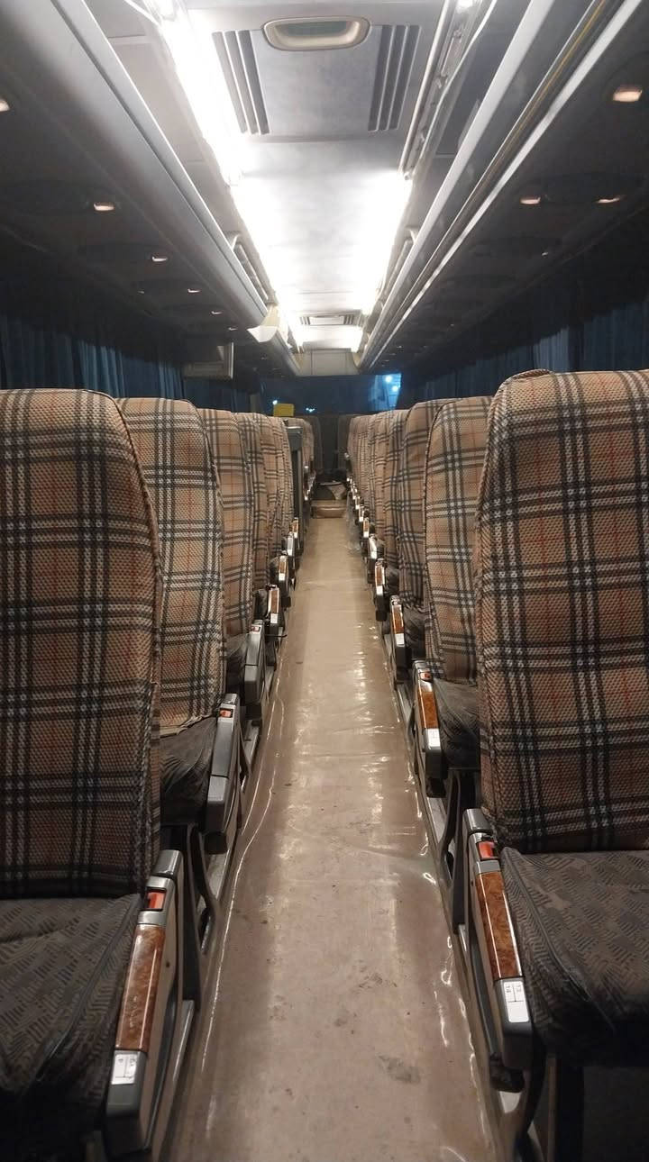 السلام عليكم باص اترفيكو سليمانيه اصولي شرط تحويل باسمي تخم تاير محرك جديد تبريد بلادي ٧ مراوح حشوه كمبريسر جديد ٣ كورات  بغداد الشعب ***********
