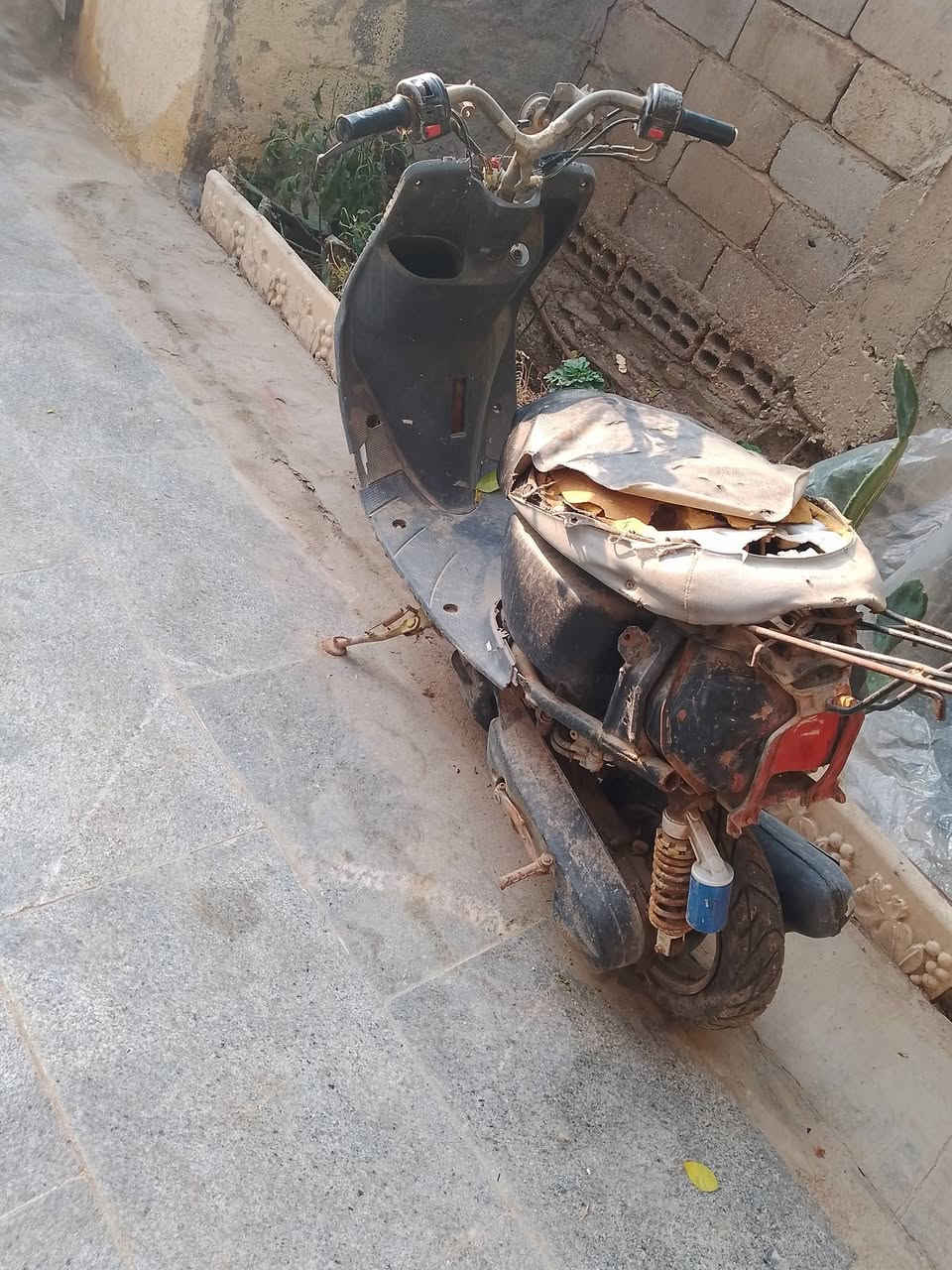 السلام عليكم للبيع دراجه منغولي متروكه شاصي ومحرك كفاله بيه محرك كلش حلو نقصه كفرات وترتيبات مكان كربلاء طويريج السعر 70 وبيه مجال قليل الشراي يتصل ***********
