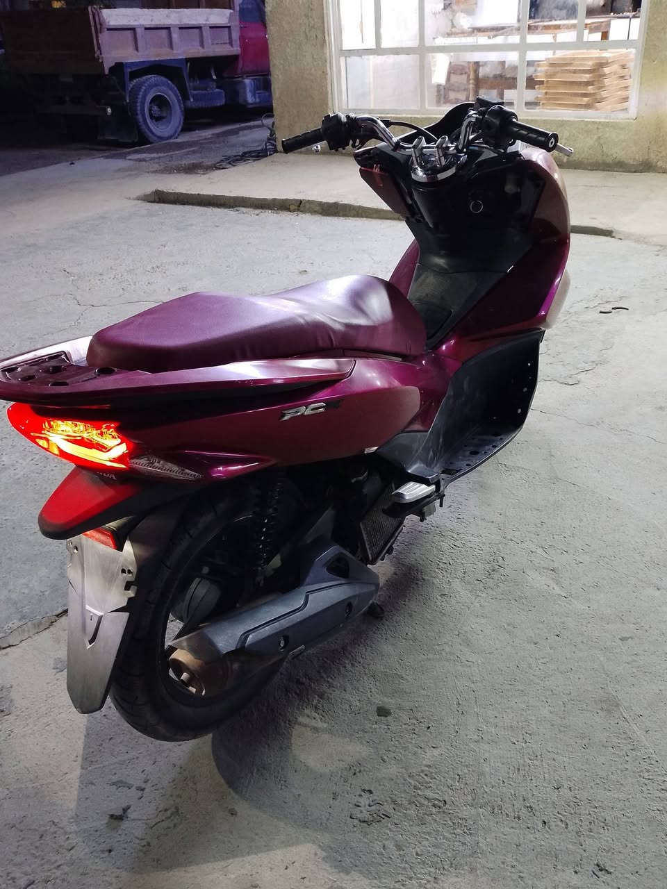 سلام عليكمpcx دراجه كلشي موضح بل فيديو سعر 700وبيهة مجال لشراي
العنوان بغداد الشعله 

رقم الهاتف  ***********
