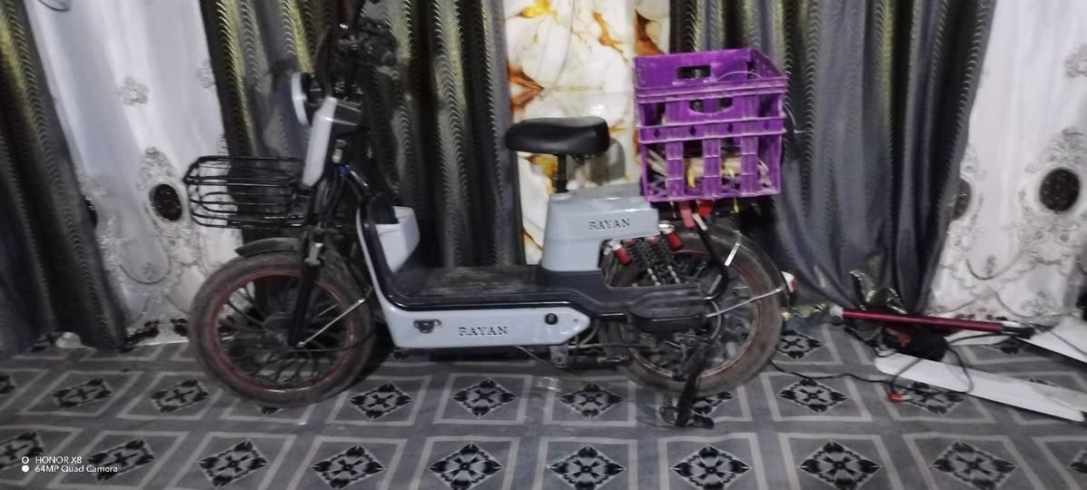 دراجه شحن الريان للبيع اربع سرعات  وو خمس بطاريات فول كامل للبيع مستعجل 3500وبي مجال حك الجيه***********
