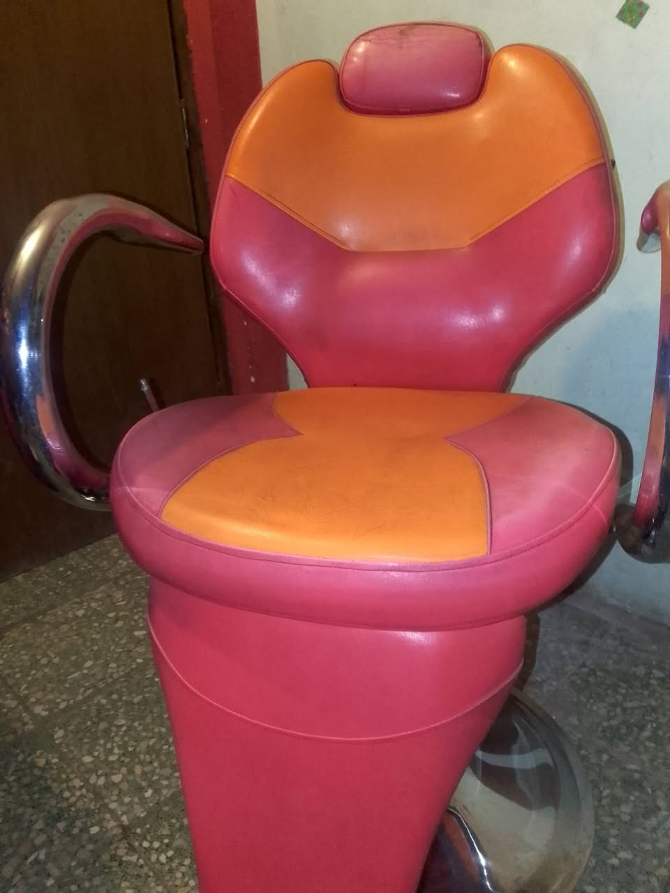 السلام عليكم كرسي للبيع نضيف السعر 125 الف اوبي  مجال مكاني بغداد الشعله للتصال *********** وتساب وخاص وتصال متوفر
