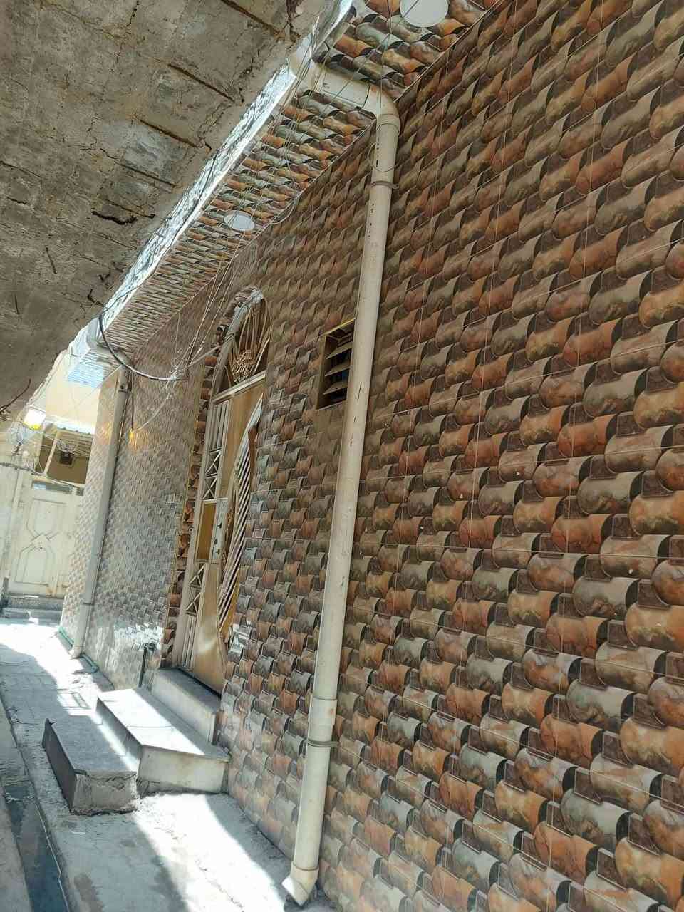 بناء البيت سنت 2018 بنيان جديد وجهته 10و النزل 6ونص مساحه 65 بناء كونكريت مسلح  ارضيه حصيره غرف 3 وصالتين مجمع صحي ومطبخ كله سيراميك وجبسن بورد 135 اقرب شي شارع الجسر  من شارع باته هم قريب عليه طابو صرف   السعر 135 نهيت النتصال على رقم ***********
