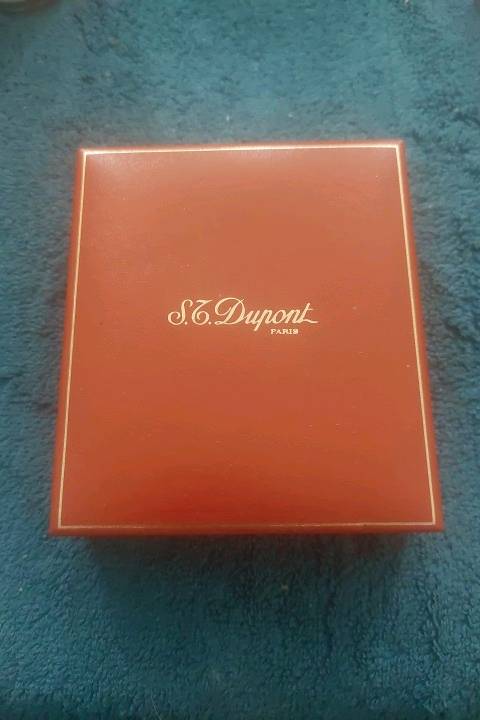 هذه ولاعة S.T. Dupont Ligne 2 مطلية بالذهب الأصفر وتتميز بزخارف عمودية.تأتي الولاعة في صندوقها الأصلي وتحمل توقيع الماركة الفرنسية الفاخرة.تتميز هذه الولاعات بصوت "الرنين" الشهير عند فتح الغطاء.
السعر قابل للتفاوض .