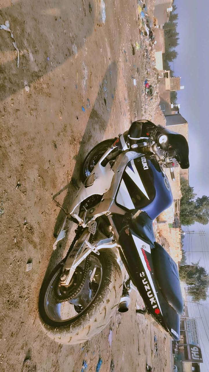 السلام عليكم 
 جكسر 750 موديل 2004
 دراجه  مكينه خير من الله مكينه  ناعمه  لا تبخير لا تنقيص مال جناي دهن  جديد  سلولي 0نكره  سلف  شرط الشلعه بطناش اول ثاني  ثالث تاكل الكاع اكل  وين ما تريد ترايك لبصره   شرط 280دراجه شكتب عليه  قليل كله شغاله كير مكفول  
اوراق كامله وصل كمارك
كفراته كامله بيه شخوط. بصيطه واضحه  
بريكت امامي خلفي شغال 
صالنصه كاربون فايبر 
صوته طرب 
برمجه عقل 
مكاني النجف شارع المطار الي يجلي يشلع عيوني وياخذه  ما ارد شخص 
سعره  حبايبي 16ورقه او مليونين و275 والي ما عنده يجي ياخذه بلاش  وخادمك واتساب ***********
