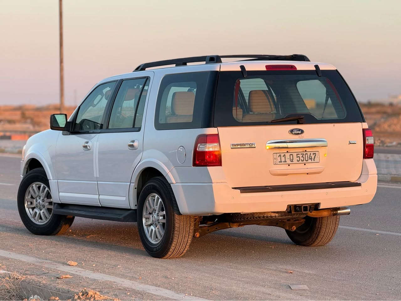 اكسبديشن خليجيه 
موديل 2011 ماشيه128 الف 
كفاله عامه كير محرك كفاله على وضع الشركه 
3قطع تبريد 7راكب تبريد ثلج ❄️ 
صدر جيد بلشركه مبدل تخم تاير ياباني 
بسمي رقم بغداد  
مكاني بغداد *********** الفارس, صلاح الدين
