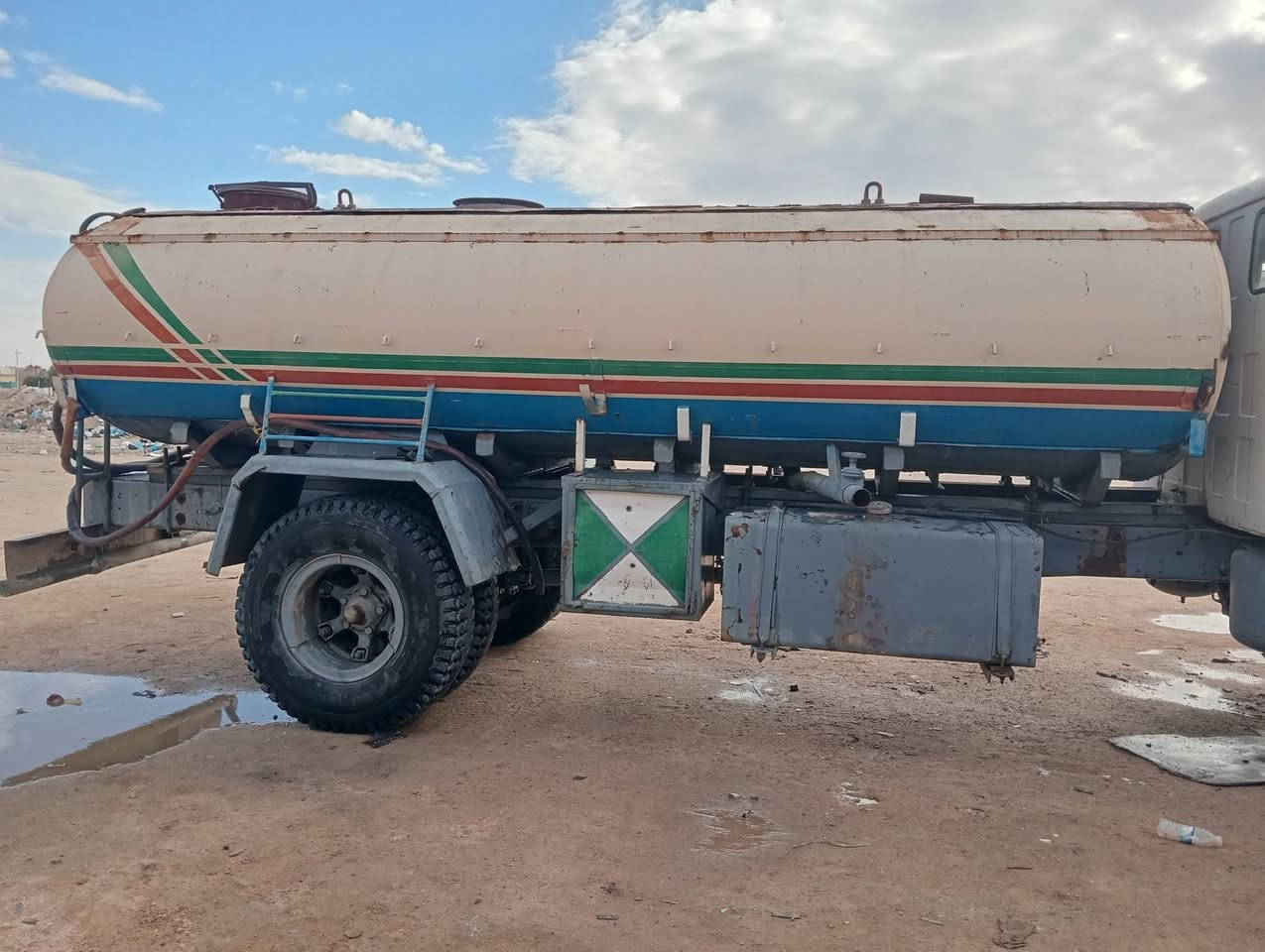 سلام عليكم 
تانكي لبيع مال سكانيا 111 ع شرط طول 6 اله ربع مكاني بالنجف نضيف لا ثقب ولا يخر الستفسار ***********
سعر 3مليون وبيه مجال
