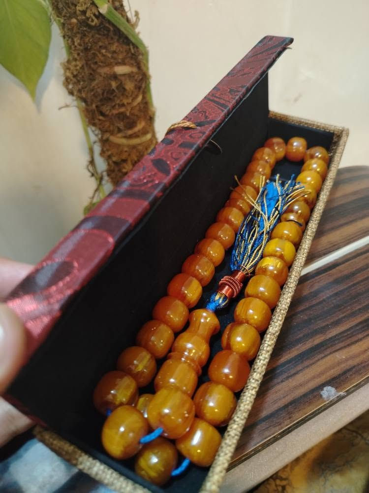 📿 لعشاق النوادر والأنتاكة.. عراقة السندلوس الألماني القديم 📿
​نقدم لكم اليوم تحفة فنية تأسر الحواس، مسبحة من خامة السندلوس الألماني الأصلي، المتميزة بجمال خرزها ونقاء خامتها التي تعكس عبق الماضي وأصالة الهواية.
​✨ مميزات القطعة:
​الخامة: سندلوس ألماني قديم، بخامة شمعية ناعمة الملمس، وخرز متناسق يمنحك راحة مثالية ومميزة أثناء التسبيح والتقليب.
​اللون: لون مميز وعميق، يزداد جمالاً وجاذبية مع مرور الوقت وكثرة الاستخدام ليتحول إلى تحفة فنية تتوارثها الأجيال.
​برهان الأصالة (عطر العطاب): بمجرد فرك الخرز باليد، تفوح منها تلك الرائحة المميزة العميقة (رائحة العطاب الزكية)، وهي الميزة التاريخية التي تقطع الشك باليقين وتثبت أصالة الخامة وقدمها.
​الخراطة: خراطة احترافية نظيفة تبرز جمال العروق الداخلية للخرز وتمنحه لمعاناً يسر الناظرين.
​💎 القطعة  استثمار حقيقي يزداد قيمة وجمالاً يوماً بعد يوم.
​📥 للتواصل والاستفسار عن السعر وتفاصيل يرجى مراسلتنا عبر الرسائل الخاصة. بغداد, العراق


**إذا كنت صاحب هذا الإعلان وتريد حذفه لأي سبب، رجاءا أرسل رسالة إلى الدعم الفني**