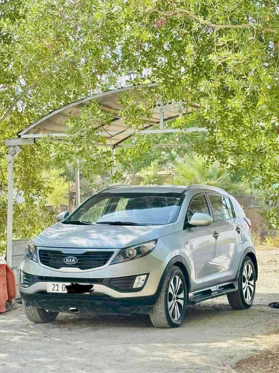 السلام عليكم،
معروض للبيع سبورتج 2012 رقم سليمانية (دولي).
 • الهيكل الخارجي: خالٍ من الحوادث والصبغ.
 • الكهربائيات: شرط بلادي ، كل شيء أصلي وما بيها لا تيب ولا چطل.
 • المحرّك: بيه صوت چكچة خفيفة، صار أكثر من 6 أشهر على هالوضع بدون أي نقص بالزيت ولا ضعف بالعزم، والسيارة طبيعية جدًا ومستقرة.
 • عداد الكيلومترات: 206,000 كم.

📍 مكان السيارة: الديوانية / حي الجزائر
📞 للاتصال: ***********
السعر ١٣٩$
