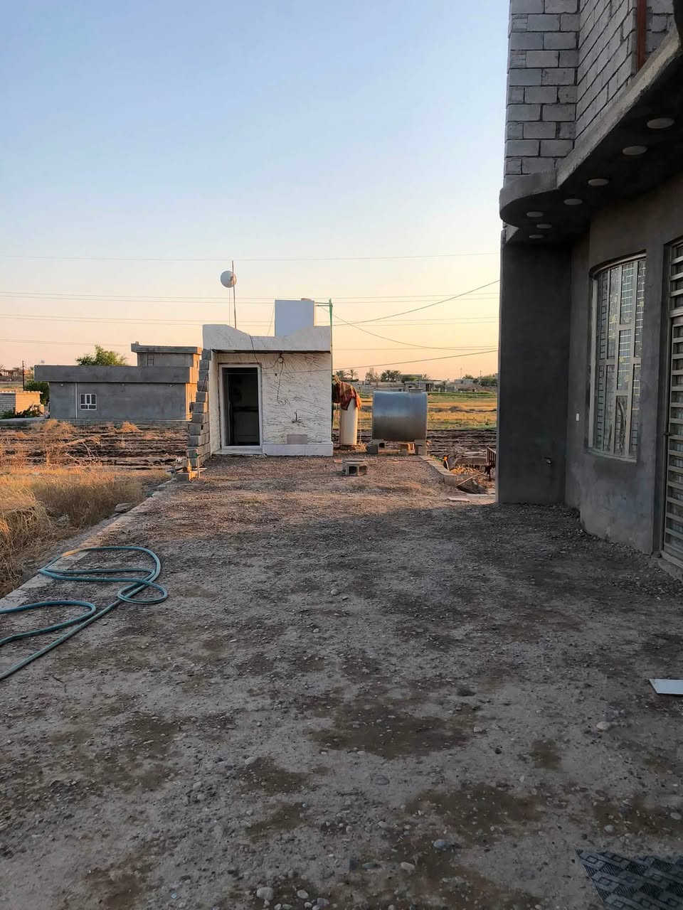 السلام عليكم  بيت اللبيع 
الطابق الأرضي:
مطبخ 5×4
ديوانيه  6×4
صالة 5×6
غرفتين نوم 4×4
حمام خارجي 
حمام  داخلي 2×2
مكان حديقه 
الطابق الثاني: مكامل 
غرفة نوم 4×8 مع حمام
غرفة نوم 5×4
كراج سياره 5×9
ماء وكهرباء نظامية واصلة
الشارع مبلط
منطقة سكنية هادئة
العنوان سموم الكارت 
الاستفسار ‭***********
