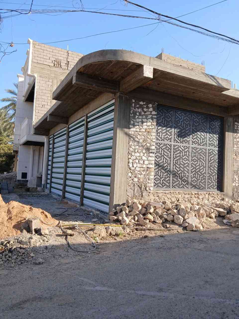 للبيع 
محلات واجهة ١١.٢٥ م ×١٥م عمق 
 مساحة كلية ١٧٠ م٢ 
الموقع هيت حي المعلمين الاولى الشارع الرئيسي
ممكن تنباع جزئين 
الجزء الاول محل  بمساحة ٧٥ م٢ (٥×١٥ ) 
الجزء الثاني بمساحة محل ركن  بمساحة ٩٥ م٢ (٦.٢٥ م×١٥) بابين 
للإستفسار الاتصال على الرقم ***********
او مراجعة المكتب الهندسي للبناء والعقار الجري مقابل صيدلية الغزال مجاور صيرفة عزيز مشعان
