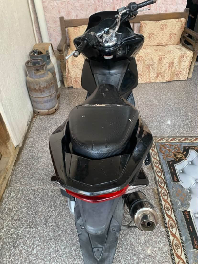 السلام عليكم دراجه pcx جيل الثاني حلوه كفراتها شويه تعبانه شغاله الدراجه مبدل نوزل فقط تجي تفحص وتشوف عوزها بريك خلفي فقط دبلاتها شغاله محرك 150c السعر 1200 وبيها مجال *********** عنواني ميسان القطاع
