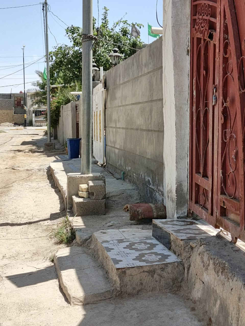 دار زراعي للبيع حي الكرار خامس فرع عن مول ابو نور غرفتين نوم وصالة واستقبال ومطبخ كراج واسع وحديقةواسعه خدمات ماء وكهرباء ومجاري يبعد عن شارع السادين 50 متر تقريبا 
***********
***********
