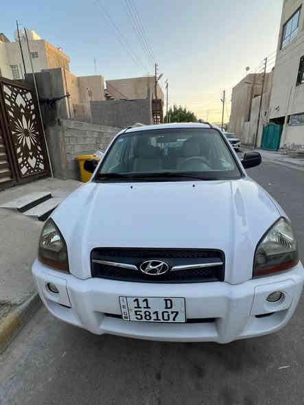 سلام عليكم للبيع سيارة هونداي توكسان موديل 2009 خليجي ابيض  سيارة رقم دولي جديد سنوية جديدة السيارة جاهزة بدون  قطرة صبغ فقط دعامية اماميه وبيها رصعه بالباب اليمنى ماشيه ٢٠٠  الف   اي استفسار اتصل وتدلل سعر السيارة ١٣٥$   ورقة الموقع معارض البياع للاستفسار التصال ***********
