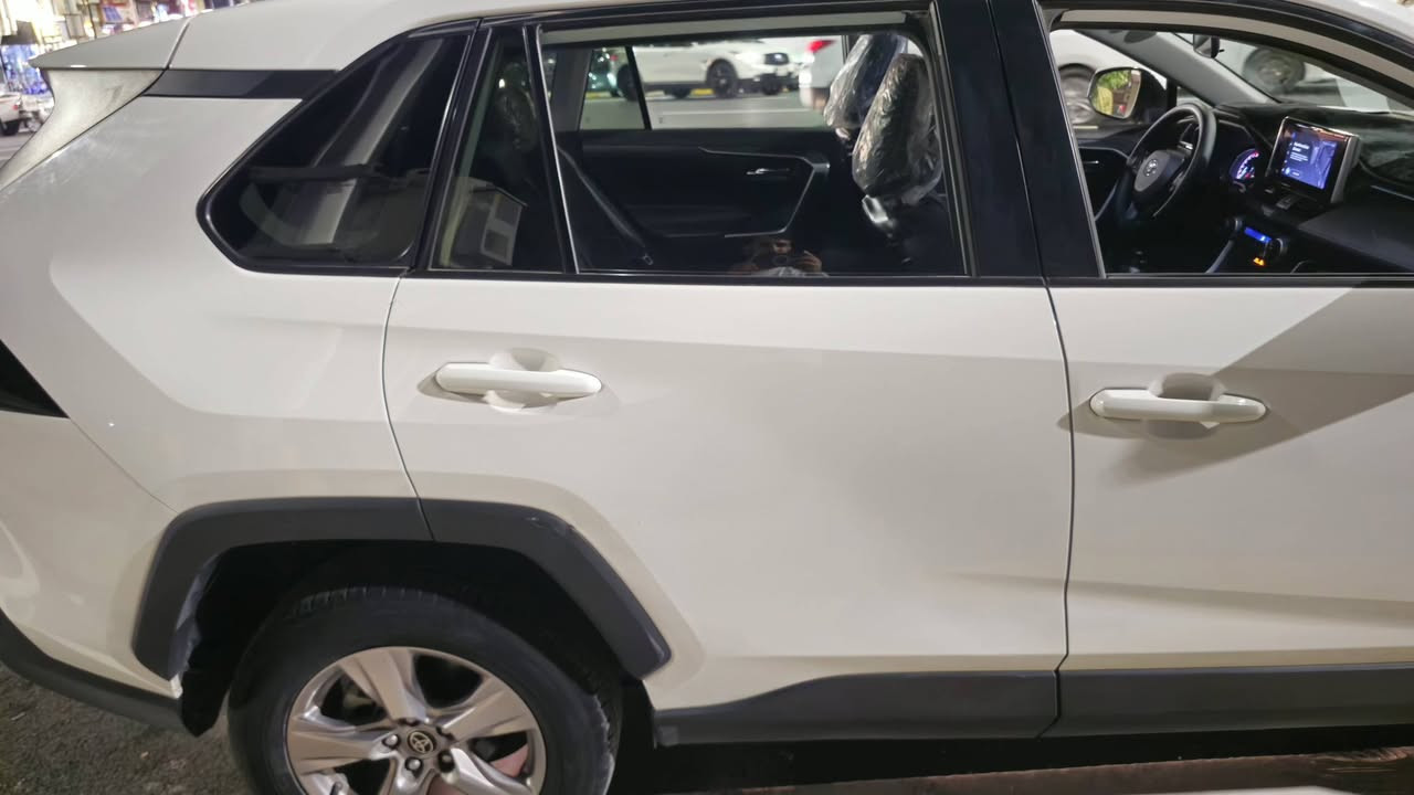 للبيع: تويوتا رافور 2023 XLE (AWD) - بحالة الوكالة (وارد كلين) ورقم مميز 💎
السلام عليكم وإجازة سعيدة للجميع،

لعشاق النظافة والسيارات المضمونة، معروض للبيع تويوتا RAV4 موديل 2023 بمواصفات ممتازة ونظافة نادرة في سوق الوارد.

​📌 المواصفات والتفاصيل:

​الموديل: 2023

​الفئة: XLE (بدون فتحة)

​نظام الدفع: دفع رباعي مستمر (AWD) - ثبات وعزم ممتازين.

​اللون: أبيض ملكي مميز ونظيف جداً.

​الممشى: 42 الف ميل حقيقي  (مشروط بالفحص).

​الرقم: أربيل الجديد (رقم مميز).

​📌 حالة البودي والتقرير (شرط الفحص):

​التقرير: وارد أمريكي (كلين تايتل) بدون حوادث قوية أو غرق أو أضرار شاصي.

​الضرر الفعلي: السيارة نظيفة جداً، يوجد فقط تعديل بارد بسيط جداً وبدون صبغ في الباب الخلفي جهة السكن . ما عدا ذلك، البودي بحالة الوكالة ومكفول.

​📌 السعر المكتوب (مال بيع):

💵 258$ (دفترين و 58 ورقة) - السعر مناسب جداً مقارنة بنظافة السيارة والرقم المميز وجاهزيتها.

​📍 الموقع للمعاينة: دهوك / سيميل

📞 للتواصل والاستفسار (للجادين فقط): [*********** واتساب]
