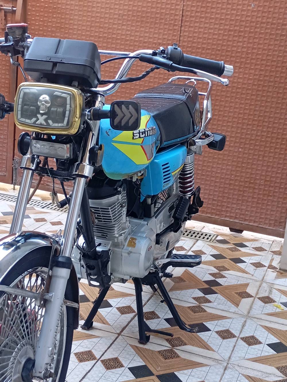 دراجة نارية لونها أزرق بحالة ممتازة، مع محرك قوي مناسب للطرق المختلفة. تمتاز بشكلها الأنيق والتجاويف المريحة للسائق. الأضواء والفرامل تعمل بشكل جيد وتضمن لك الأمان عند القيادة. مثالية للاستخدام اليومي أو الرحلات الطويلة.