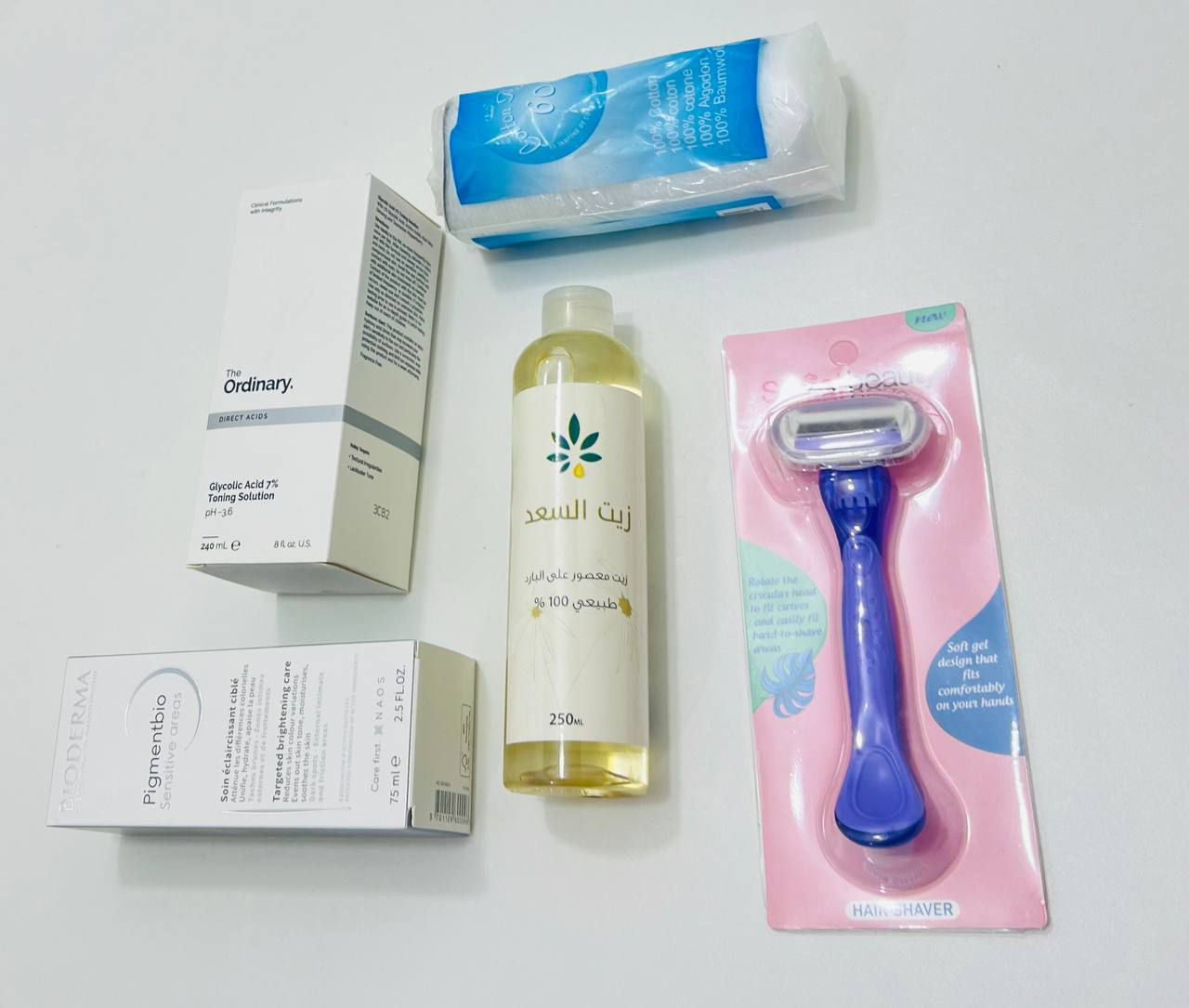 عرض خاص للجسم 

 7% Toning Solution: اوردنري تونر مقشر يهدف إلى تحسين إشراق البشرة ووضوحها وملمسها. يمكن استخدامه على الوجه والجسم، بما في ذلك تحت الإبطين والقدمين، ولكن يجب تجنب استخدامه على 

البشرة الحساسة أو المتهيجة.
Bioderma Pigmentbioكريم بايوديرما 
 Sensitive areas: كريم مصمم خصيصًا للمناطق الحساسة والمعرضة للاحتكاك مثل الركبتين والمرفقين ومنطقة الفخذ وتحت الإبطين. يساعد على تفتيح وتوحيد لون البشرة في هذه المناطق ويهدئ الاحمرار، ويمكن استخدامه مباشرة بعد الحلاقة أو إزالة الشعر بالشمع.

زيت السعد (Cyperus oil): زيت طبيعي يُستخدم لتقليل نمو الشعر غير المرغوب فيه في الجسم تدريجيًا مع الاستخدام المنتظم. يُعرف بخصائصه المرطبة والمهدئة للبشرة بعد إزالة الشعر.

ماكينة حلاقة جيليت فينوس (Gillette Venus): شفرة حلاقة نسائية تستخدم لإزالة الشعر من الجسم. التصميم الأرجواني الظاهر قد يكون نموذج "Extra Smooth Contour" الذي يتميز برأس محوري يتكيف مع منحنيات الجسم.

قطن   هديه

سعر 45 الف توصيل🚘🚘🚘مجاني


**إذا كنت صاحب هذا الإعلان وتريد حذفه لأي سبب، رجاءا أرسل رسالة إلى الدعم الفني**