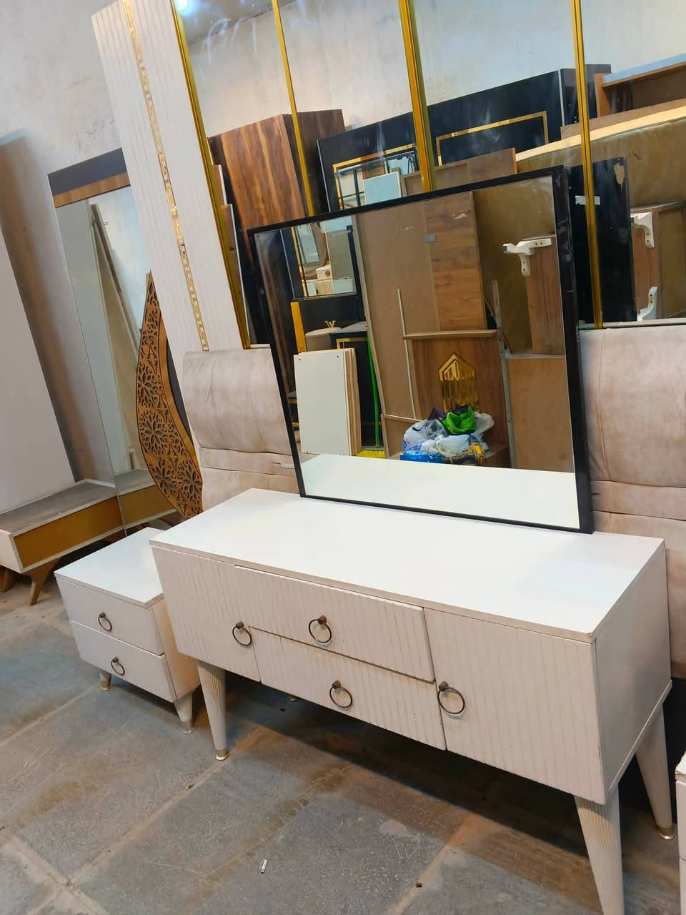 غرفه نوم تركي 7قطع.نظيفه جدا.السعر 525مع شد ونقل الحجز واتس***********
