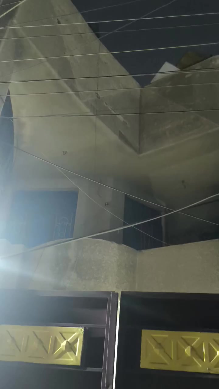 بيت للبيع مساحه 100اربع غرف واستقبال مع الخدمات سعر 150اوبي مجال عنون بغداد شهداء العبيدي الثانيه مقابيل ساحه موقع حلو ***********
