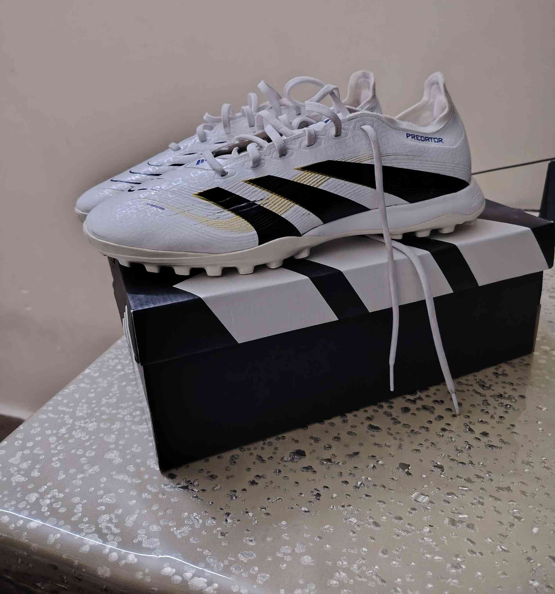 سلام عليكم
  Adidas Predator League Tf سعر 75،000 الف
  قياس 2/3 44 
البارحة تم شرائة من وكالة المنصور والوصل موجود
ملبوس مرة وحدة وسبب البيع القياس خاطى

مكان بغداد اعظمية وماكو توصيل


**إذا كنت صاحب هذا الإعلان وتريد حذفه لأي سبب، رجاءا أرسل رسالة إلى الدعم الفني**
