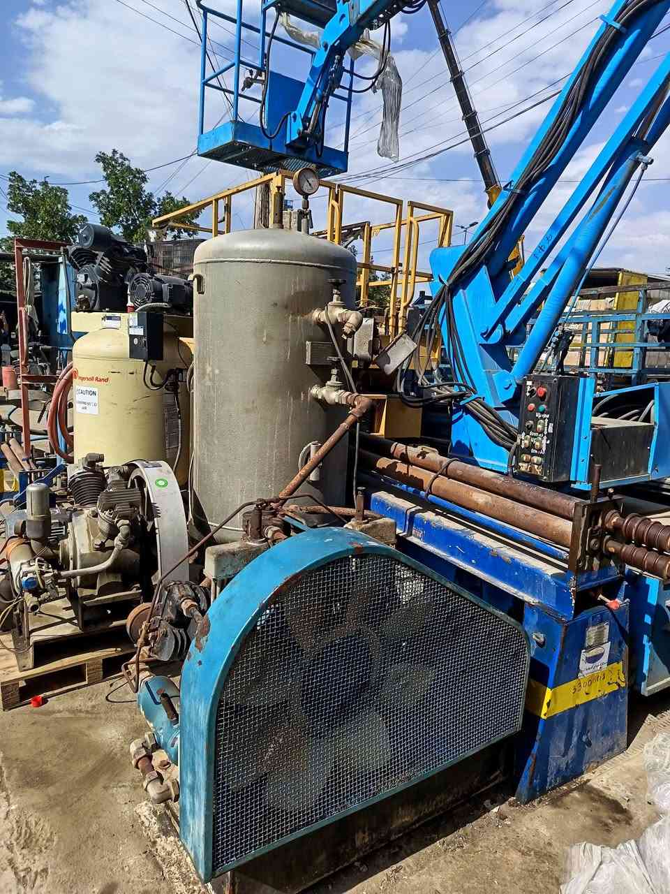 السلام عليكم كمبريسر هواء ألماني جديد لوك ماطور ١٥ حصان ويه الخزان كامله للاتصال *********** العنوان بغداد باب الشيخ كراج الحرباوي محلات النور
