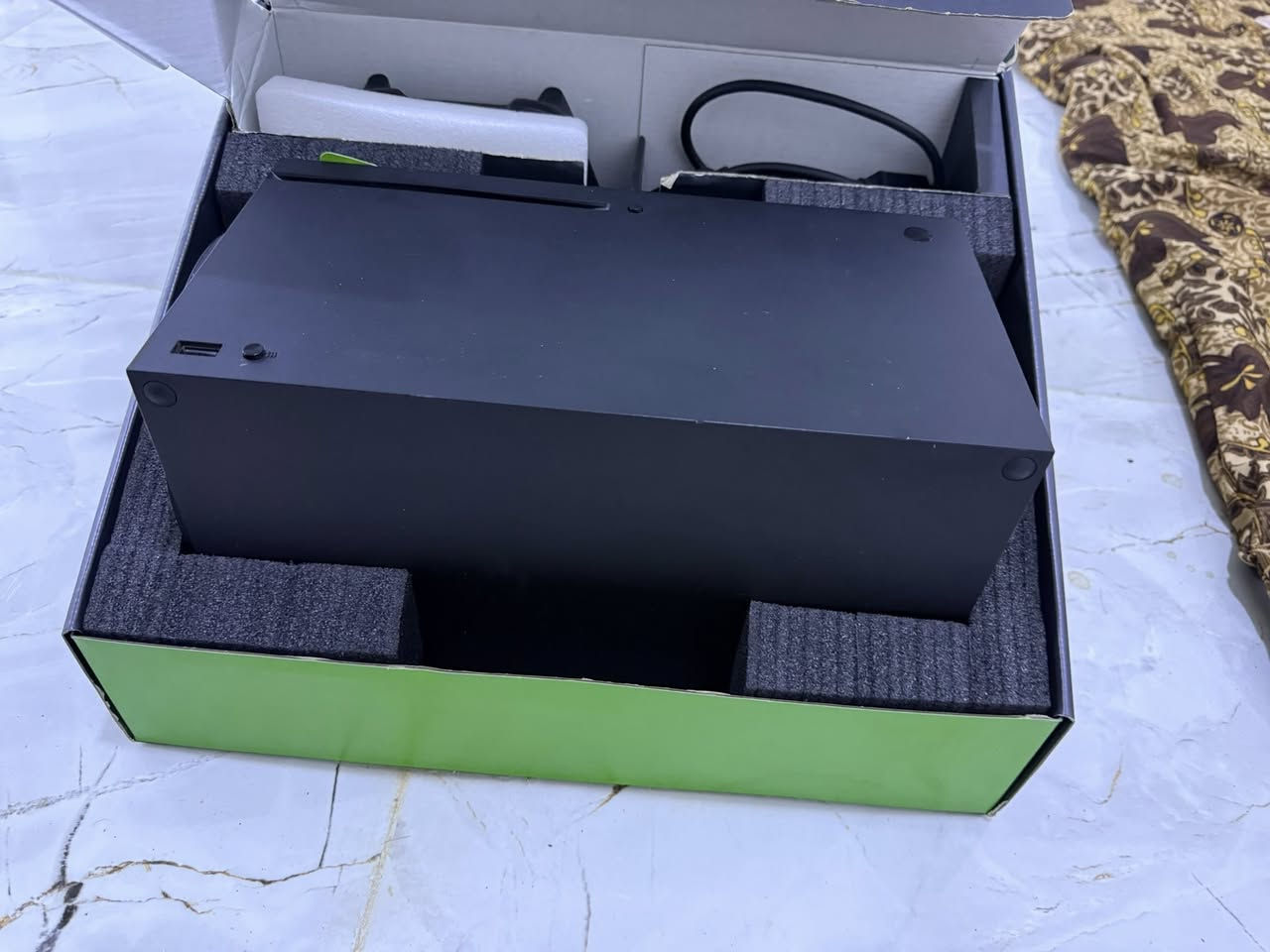 السلام عليكم شباب، للبيع جهاز اكس بوكس سيريس اكس (Xbox Series X) نظيف كلش كلش وأخو الجديد.
• مدة الاستخدام: 4 أشهر فقط (استخدام خفيف وحشمة).
• النظافة: الجهاز بحالة الشركة، شرط ما مفتوح ولا مصلح ولا بيه أي شخط أو عيب.
• الملحقات: كرتونته الأصلية موجودة وكامل الملحقات البلادية (واير الـ HDMI الأصلي + واير الباور الأصلي + اليدة البلادية الأصلية نظيفة جداً وبدون أي درفت أو مشاكل).
السعر: 670,000 دينار عراقي (بيه مجال بسيط جداً للشراي الطيب).
الموقع: [الموصل]
للتواصل والاستفسار: [ ***********]
