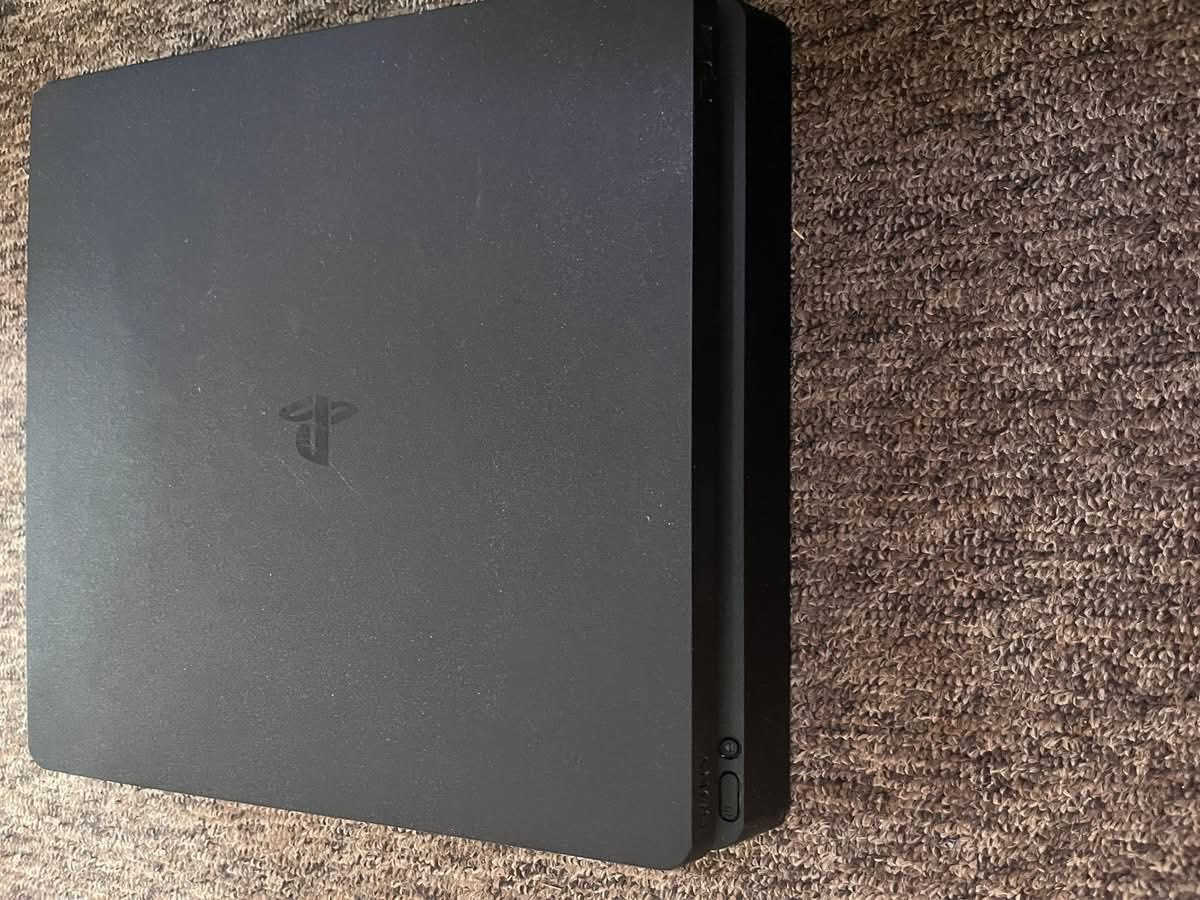 بليستيشن 4
سلم 
1 تيرة 
مع 3 جوستكات 
*الجوستكات بلي4 بس القطعة الخارجية شكل بلي5 
الي يريدة يتواصل على هذا الرقم ***********
مكان بغداد
