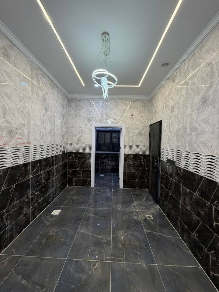 دار للبيع من طابقين بناء حديث Zeroفول ملكي مبني بأحدث المواد والمواصفات الهندسية ارضيه مرمر مغربي فول 
الكهرباء نظام فوتو سيل  دبل جام نظام طاقه شمسيه نظام تبريد مركزي نظام كامرات دبل جام فول مواصفات

 #طابو ملك صرف بأسم شخص واحد 

#المساحة :- 115 متر             #واجهة 8 متـــر  

الموقع:- كركوك طريق بغداد _ قرب مطعم  صويا 

حيث يحتوي الطابق الاول على استقبال وهول وغرفه نوم 🛌 مطبخ حار بارد وصحيات ومناور وكراج سيارة 🚗 
والطابق الثاني 2 نوم حمامات وبلكونات عدد 2 ذات إطلاله جميله وسطح أول وثاني 

💵💵السعر  مناسب  💵💵

#موقع الشركة كركوك حي عدن مجاور الجنسية الجديدة 
 ومجاور اسماك البغدادي عمارة البحرين 

 🏦شركة الجوهرة للعقارات والمقاولات  🏦 
  
 📞للأتصال ***********

✅نستقبل جميع عروضاتكم السكنيه والتجاريه في كركوك
