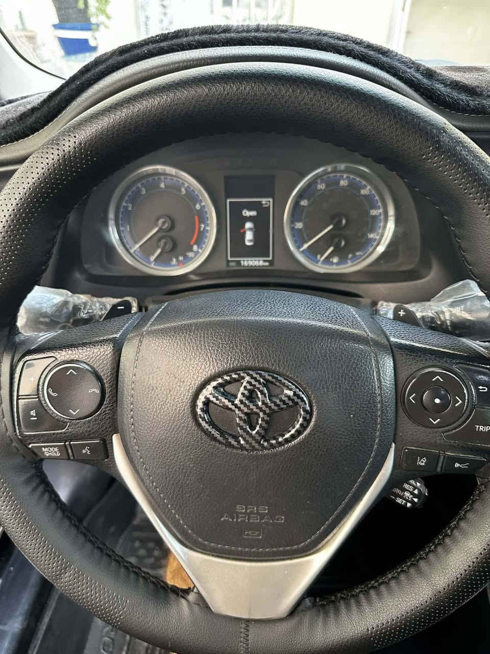 السلام عليكم للبيع كورلا 2018 وارد امريكي مواصفات se معروفه سياره عليها تخم تاير جديد صدر كله جديد اصلي تبريد ثلاجه نضيفه مال بيت سياره بأسمي رقم وسنويه 2030 ضرر موجود بالصور سعر 128وبيها مجال عنوان بغداد
السياره تعبان بيها الله شاهد 
***********
