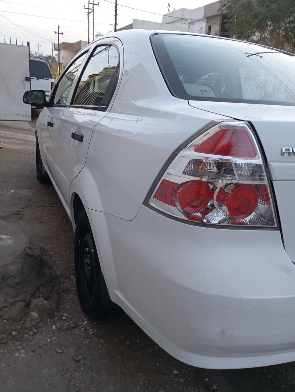 سلام عليكم افيو موديل 2011 محرك فل كير أوتوماتيك اربع جام كهربائي مرايه كهربائي رقم جديد انكليزي شرط تحويل سيارة  جديد بدون ضرر  سعر 78 بي مجال بسيط ***********
