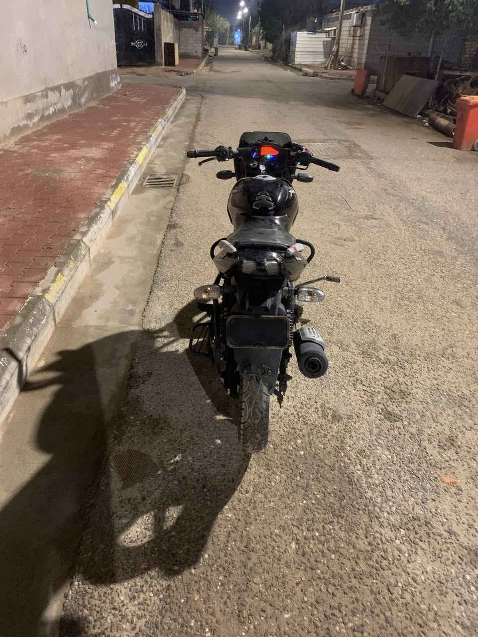 بولسر مديل 2021رقم وسنوية بس باقي علة استلام لوحات ولوحات الجديدة وكلشي موضح بالتصوير وتحتاج فقط باتري الدراجة ما ناقصة برغي كلشي شغال ما متواجد علفيس الي يحب يتواصل وياي علة رقمي ***********
