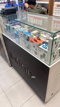 للبيع فاترينة عرض نظيفة جدا السعر 75 الف 07728450006