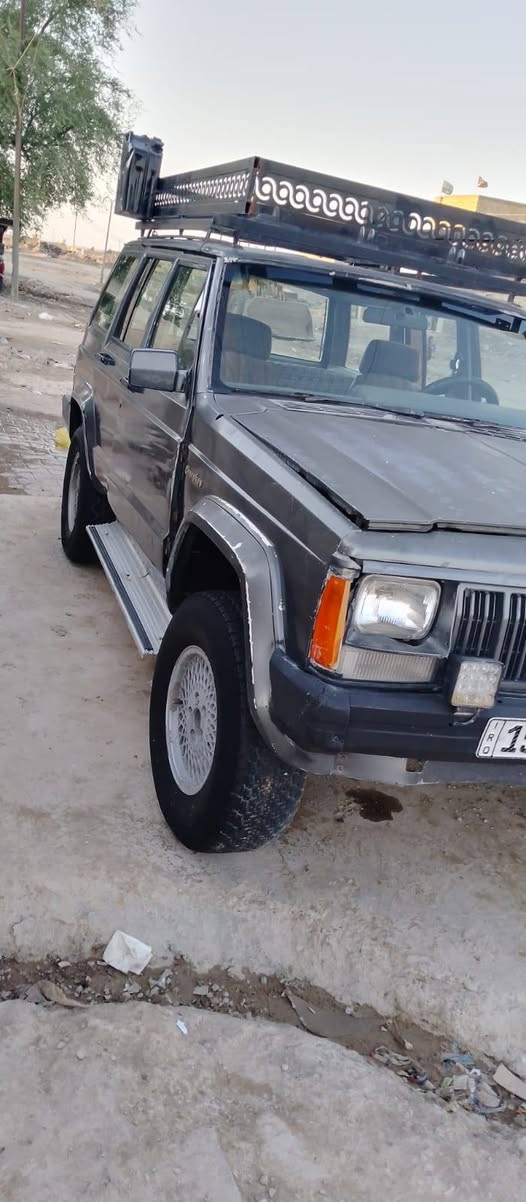 سلام عليكم  تم عاده نشر بسبب الظروف سياره جيب شيروكي موديل1988  ماكينه ثنين ونص بطه خير من الله كير كهربائيات كلها شغاله طائرات 70 من 100 صدر 70% سياره مثل ما موجوده بالصوره موجوده رقم انبار اسمي رقم انجليزي متواجده السياره بغداد النهروان رقم الهاتف.   ‎0773 374 0427.    سعر 35وبها مجال
