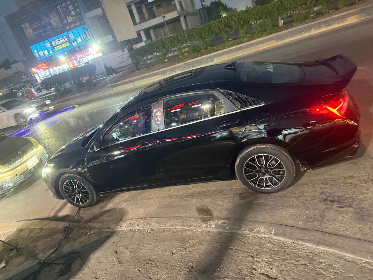 سلام عليكم 
الانترا 2023
سيارة حادثها بابين جهة سايق بدون ايرباك
سيارة جديدة بمعنى الكلمة
تخم تاير جديد كشرها نضيف
طستها ناعمة
لمتدد فول مواصفات 
نقصها بس سايق 
مكاني بغداد جميلة 
*********** 
سعر 160 بيها مجال
